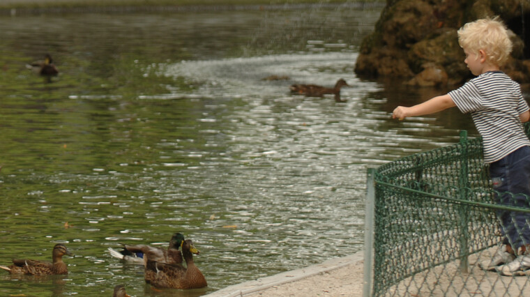 Petit enfant près de l'eau au Rocher des doms