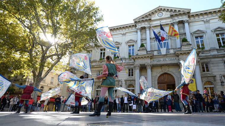 Jumelages image de lanceurs de drapeaux sur la parvis de l'Hôtel de Ville